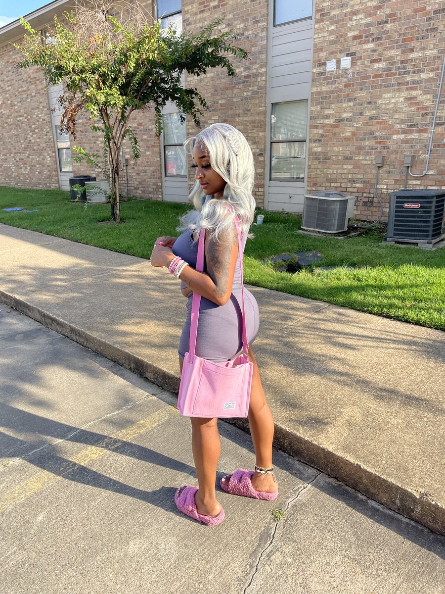 iBRATT_'s tweet photo. i can keep my cool, but tonight i’m wildin’ 🪩🎀 https://t.co/McXBQpYGMb