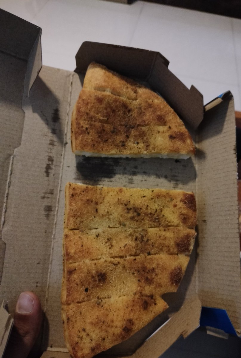 aakansh9's tweet photo. My GB got delivered with a missing slice or is supposed to have 7?
@dominos_india #nammabengaluru 😂 https://t.co/gsqlB6xn9T