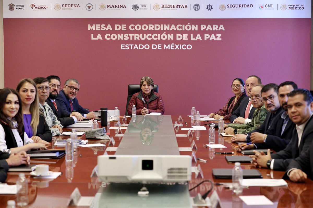 delfinagomeza's tweet photo. Garantizar la seguridad y la tranquilidad de las familias del Estado de México es una tarea que se debe hacer día con día. 

Para atender la prioridad de este gobierno, cada mañana iniciamos la jornada laboral con la Mesa de Coordinación para la Construcción de la Paz. #ElPoderDeServir