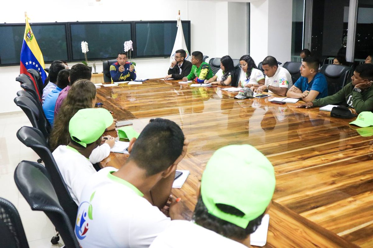 #AlDía🌱| El min. <a href="/JosueLorcaV/">Josué Lorca Vega</a> sostuvo un encuentro con el equipo nacional de la Misión Árbol, que compartió un balance de los últimos 10 años de gestión, entre los que destaca los avances de los programas a favor de la conservación del ambiente.

#ElEsequiboNoEsColonia