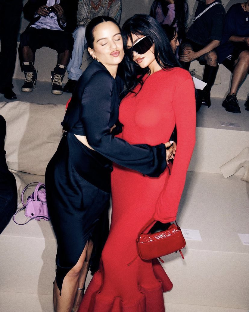 MOTOMAMlTOUR's tweet photo. Rosalía y Kylie Jenner luciendo espectaculares en el desfile de "Acne Studios" en París. https://t.co/41837VFIds