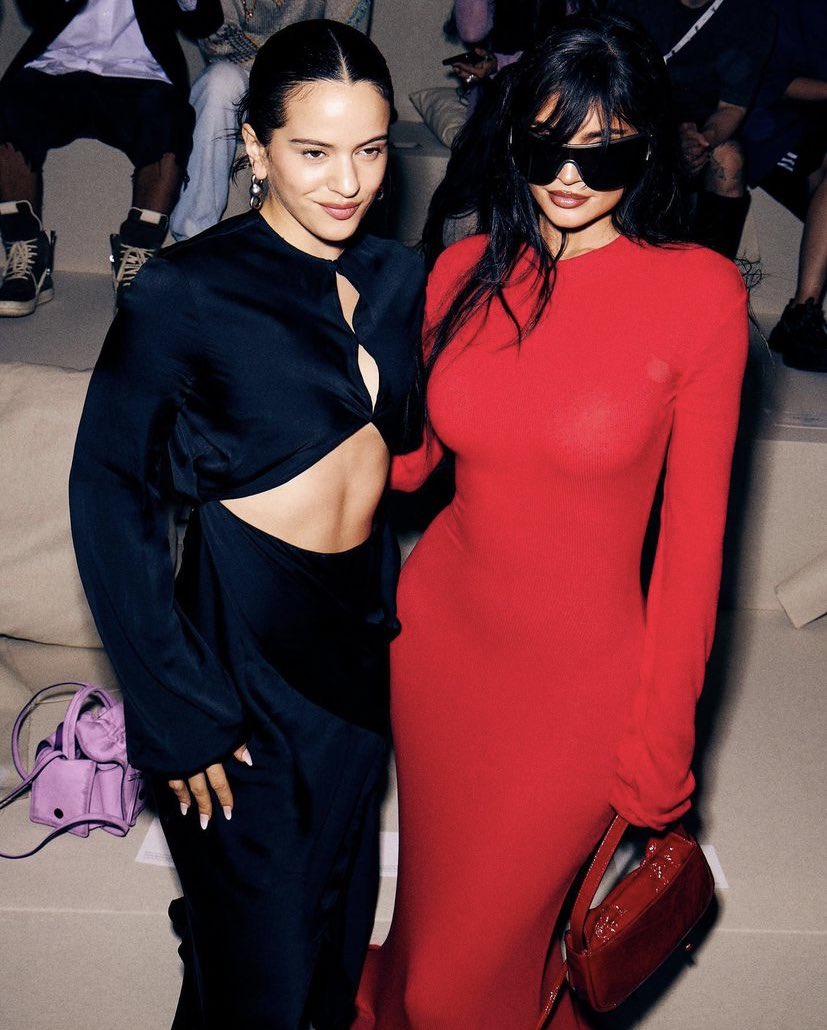 MOTOMAMlTOUR's tweet photo. Rosalía y Kylie Jenner luciendo espectaculares en el desfile de "Acne Studios" en París. https://t.co/41837VFIds