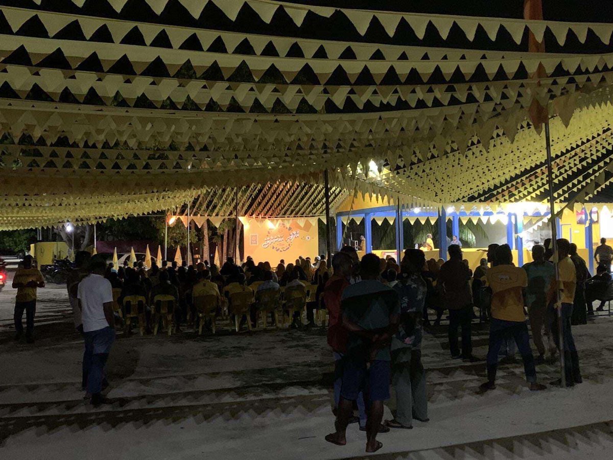 Bodexxx69's tweet photo. ލ.ގަމުން މޑޕ ޖަލްސާއަކައް 100 ވެސް ހަމަނުވަނީ މިހާރު، ފެންނަމުންދާ މަންޒަރުން ކުލަ ވަނީ ލާމު ގަމުން އެބުނާ ރަން ރީދޫ ކުލަ ފޮހެވިގެން ގޮސްފައިވާތަނެވެ.
#iboonoongotheh
#Rashinne https://t.co/2NZZf0foox