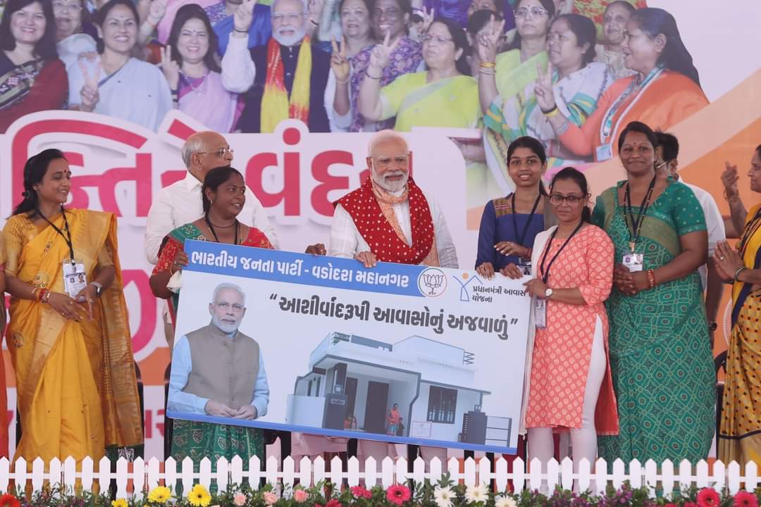 નવયુગની પ્રાણશક્તિ,
ભારતની નારીશક્તિ 

દેશના લોકપ્રિય પ્રધાનમંત્રી શ્રી <a href="/narendramodi/">Narendra Modi</a> જીના નેતૃત્વમાં નવા સંસદ ભવનમાં નારીશક્તિ વંદન અધિનિયમ પસાર થયું તે બદલ વડોદરાની માતા-બહેનોએ માનનીય પ્રધાનમંત્રીશ્રી ના વધામણાં કરી અભિવાદન કર્યું. 
#નારીશક્તિને_વંદન