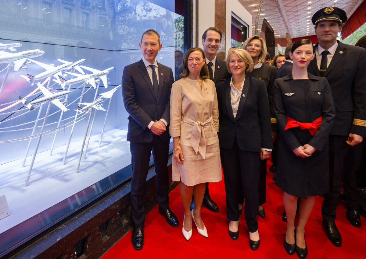 🎉<a href="/AnneRigail/">Anne Rigail</a>, Anne-Marie Couderc et Benjamin Smith donnent le coup d’envoi des 90 ans d’#AirFrance aux #GaleriesLafayette.

Anne Rigail, Anne-Marie Couderc and Benjamin Smith kick off #AirFrance's 90th anniversary at #GaleriesLafayette.
#AirFrance90