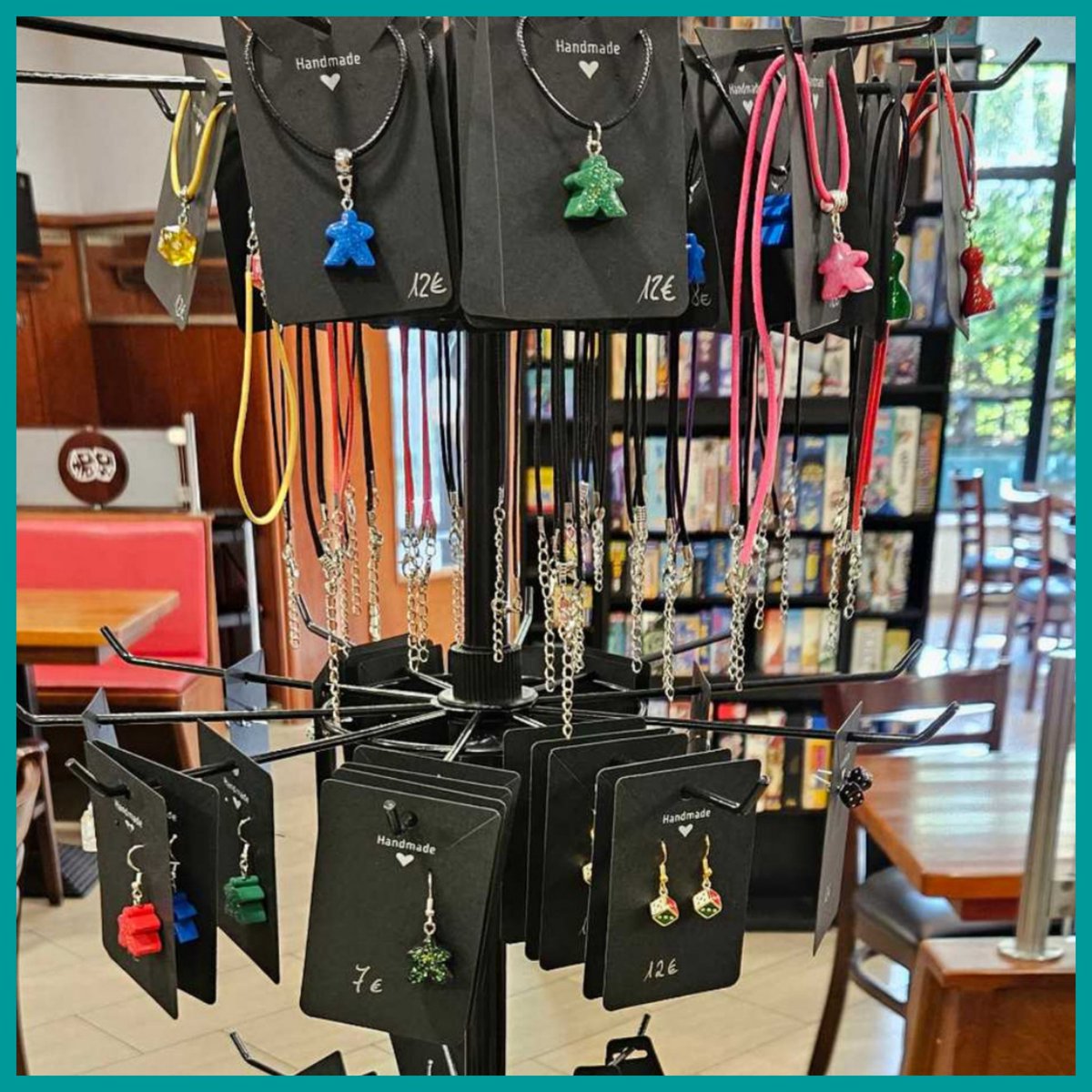 Ihr sucht noch den passenden Brettspielschmuck zu Eurem Essen-Outfit oder für den nächsten Spieleabend?

Bei uns im Café werdet Ihr da fündig.
Alle Schmuckstücke sind Unikate und von der Chefin höchst persönlich designed. 

Der Schmuck ist nur vor Ort bei uns im Café erhältlich.