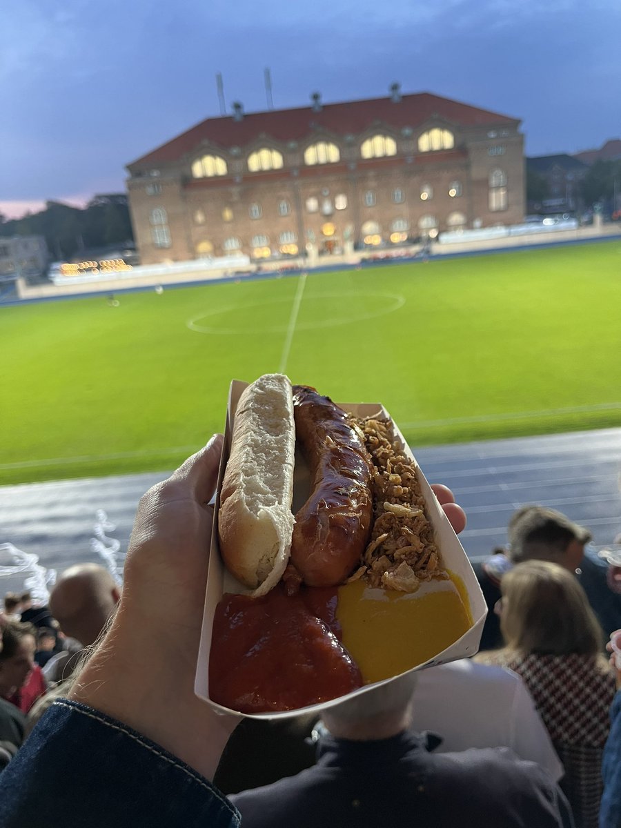 SimonRubaek93's tweet photo. Pokal fodbold på Østerbro stadion. Ja tak Jeppe, Jeppe ja tak @Bold1893 #pokalen #b93 https://t.co/RjJ8UnX48o
