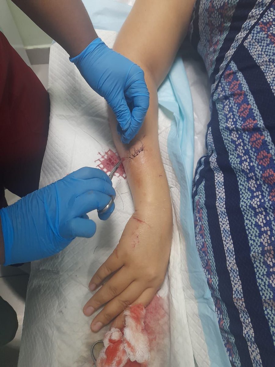 El anti social de la foto, asaltó y propinó dos estocadas a mi amiga del alma <a href="/AriannyTavarezR/">Arianny Tavárez</a> en la cabeza y el antebrazo.

Gracias a Dios ella está  recuperándose.

Esto fue el 15 de septiembre en el residencial José Contreras, Santo Domingo.