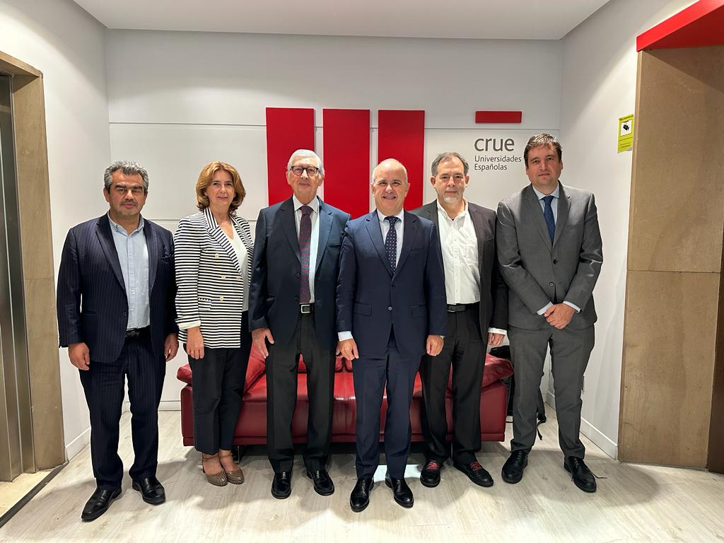 Nos reunimos para dar vida al <a href="/congresofuturo/">Congreso Futuro</a> Iberoamericano en España debido al interés de <a href="/CrueUniversidad/">Crue Universidades</a>, organización que agrupa 76 universidades españolas, que es equivalente al <a href="/CRUCH_cl/">CRUCH</a> de nuestro país.
