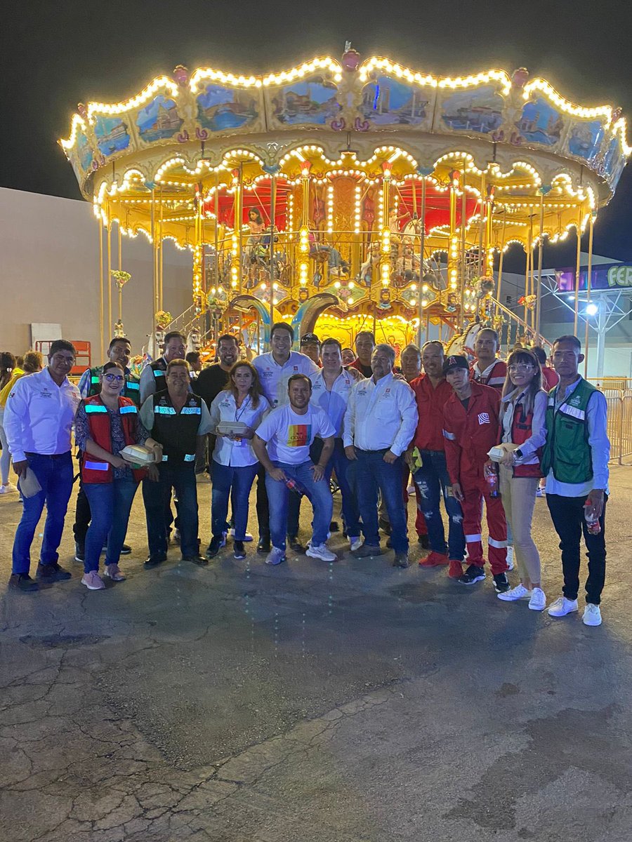 RobertoEGLZ's tweet image. Día 2 de feria con el equipo SIMV.
Ésta vez nos acompañaron el área de semáforos y señalética @RomanCepeda 
#TorreónSiemprePuede #SIMV