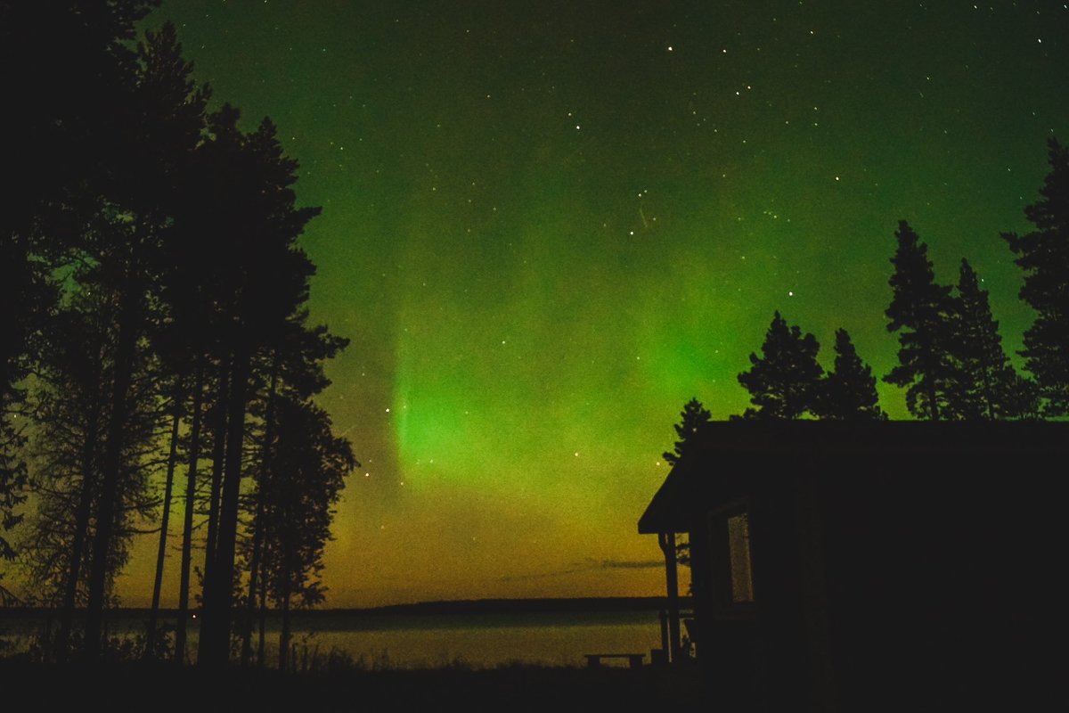 The aurora season has officially started also here at Lake Vanttausjärvi #aurora #polarlight #0tsolacottage #laplanddeluxe #articcircle