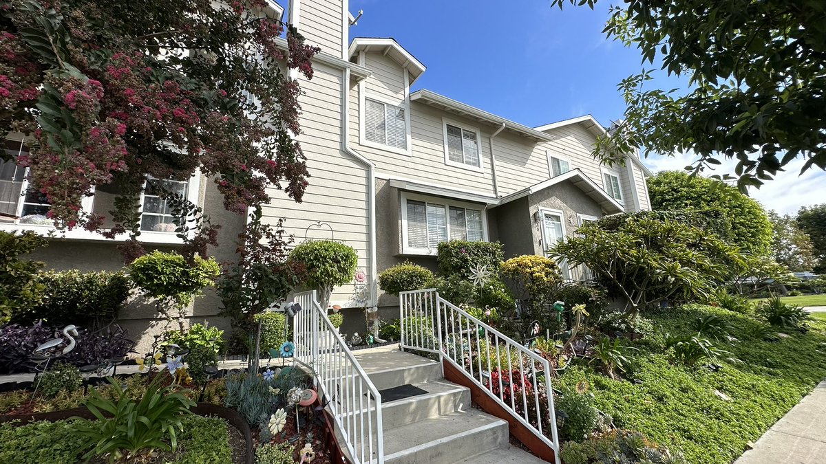 pilotpainting's tweet photo. 🚨Transformation alert!🚨Our hardworking team has successfully completed a full exterior repaint on 35 gorgeous units at Mulberry HOA in Whittier! 🏡💪✨ It was an absolute pleasure working on this project, and we couldn't be happier with the results! 📸✨ #pilotpainting https://t.co/5Z4VAndtlE