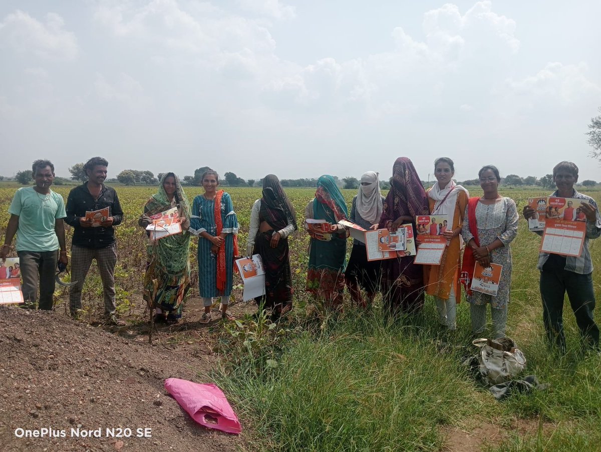ग्राम पंचायत कुंडलिया चरणदास  के गांव के किसानों को खेतों में जाकर जनसेवा मित्र द्वारा शासन की विभिन्न योजनाओं को बताया गया साथ उनकी समस्याओं को सुना एवं वह भी बताया गया जन संवाद के माध्यम से! रीना बैरागी,पूजा धाकड़,रीना शर्मा <a href="/ChouhanShivraj/">Shivraj Singh Chouhan</a> <a href="/AIGGPA/">AIGGPA</a> <a href="/CMYIP_/">Chief Minister’s Youth Internship Programme</a> <a href="/Connect_Lokesh/">Lokesh Sharma</a>