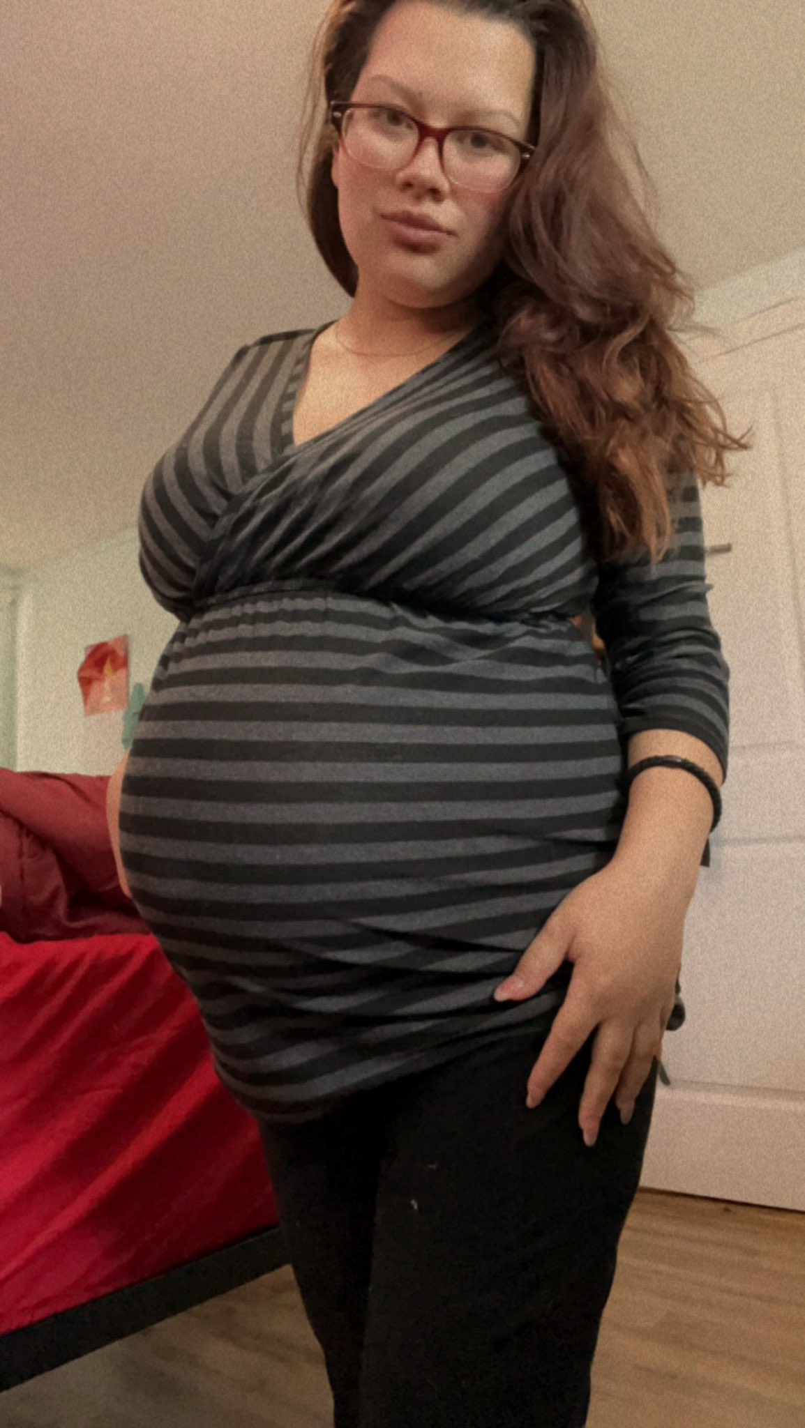1 pic. Almost 34 weeks pregnant ✨ 🎉 Do you prefer clothes on or off? https://t.co/TEMLsDET4v