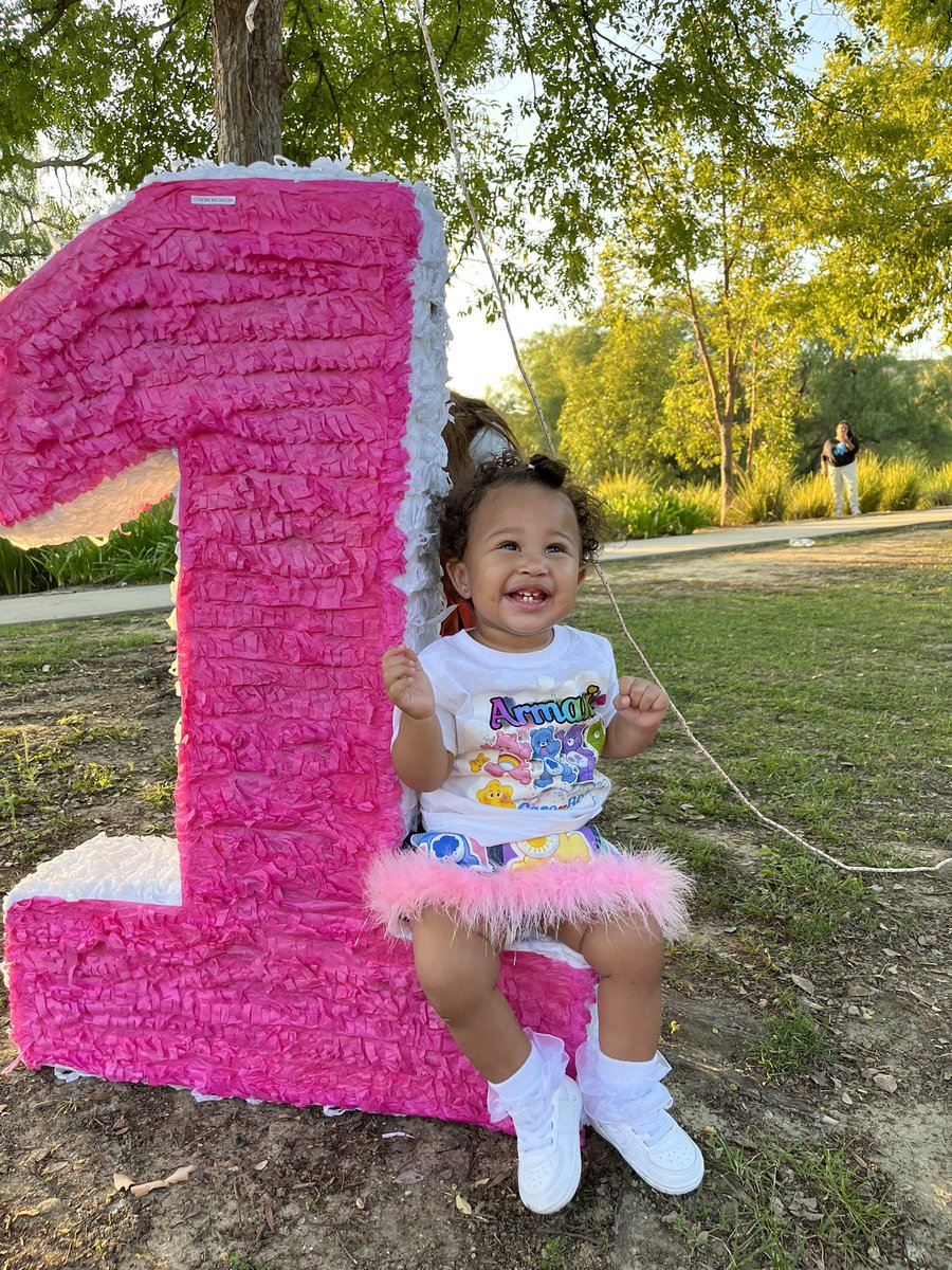 YGMari's tweet photo. I really got a 1 year old HAPPY 1st BIRTHDAY TO MY DAUGHTER I LOVE YOU ❤️❤️ https://t.co/eXZpAfMUrf