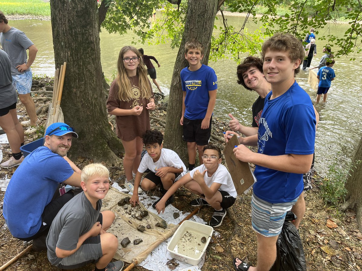 hilliardtharp's tweet photo. Huge shout out to @DavidsonHS students helping our students w SQM &amp;collecting data for @ohiodnr🦞 &amp; @franklinswcd for providing an impactful lesson! @HilliardSchools https://t.co/UQKchgll4O