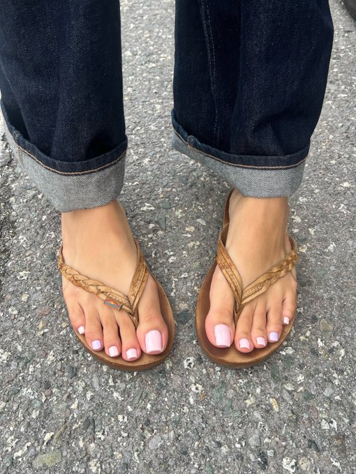 Painted my nails on a livestream the other day 💘 pretty pink with a lilac accent. Those waiting on my