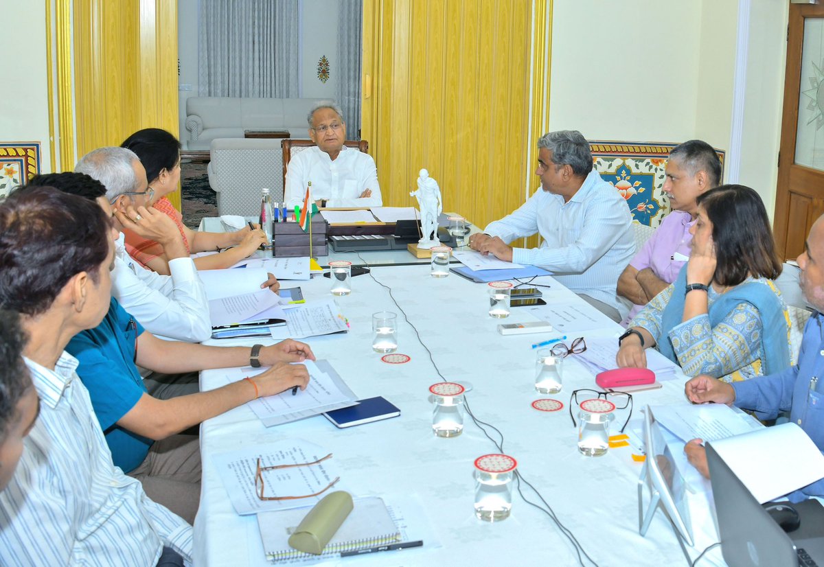 DIPRRajasthan's tweet photo. किसानों को राहत देने के लिए गिरदावरी आगामी 10 दिनों में हो पूर्ण: मुख्यमंत्री
- पात्र काश्तकारों को कृषि आदान अनुदान का हो रहा तत्काल भुगतान
- गुलाबी सुण्डी कीट के प्रकोप से प्रभावित किसानों को मिलेगी राहत
https://t.co/nYGcmjuDOp https://t.co/uMmU6lX309