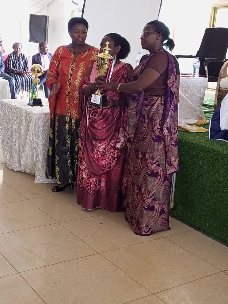 Uyu munsi  mugikorwa cyo gusinya imihigo ya mutimawurugo 2023/2024, twakiriye igikombe cy'umwanya wa 3 mu kwesa imihigo ya mutimawurugo mu mwaka wa 2022/2023 <a href="/RusiziDistrict/">Rusizi District</a> <a href="/DrKibiriga/">Dr. ANICET KIBIRIGA</a> <a href="/yussufBAZIKI/">yussuf BAZIKI</a>