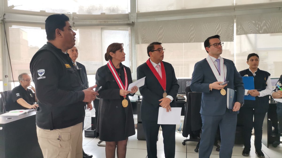 FiscaliaPeru's tweet photo. Fiscal de la Nación, Patricia Benavides, supervisa operativo de las Fiscalías de Prevención del Delito de Lima a fin de verificar el estado de funcionamiento de las cámaras de videovigilancia en los municipios de la capital para prevenir delitos de sicariato, extorsión y robo. https://t.co/hAmVoUXyFZ