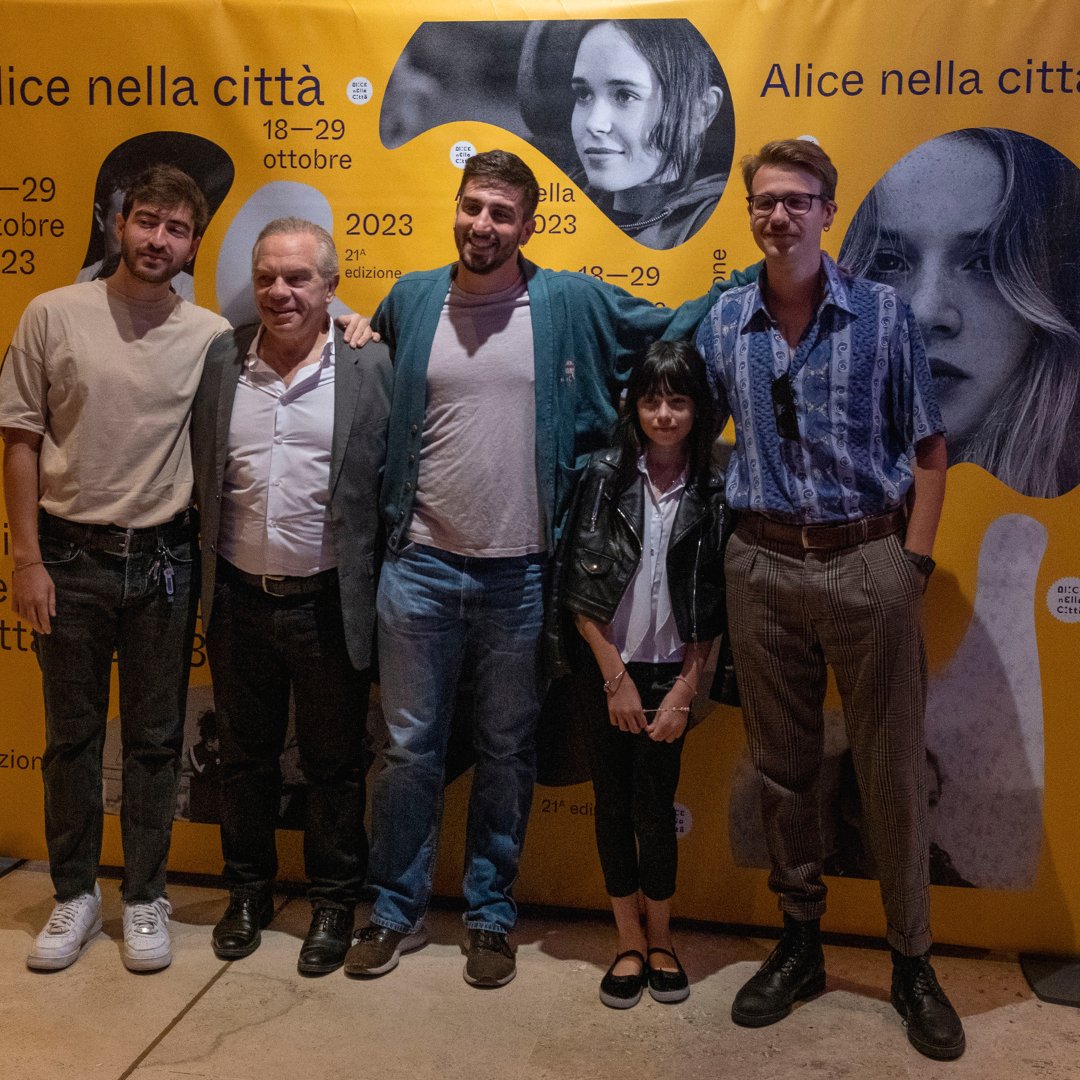 ScuolaVolonte's tweet photo. "Catene' in programma ad @Alicenellacitt 
Diretto da cinque giovani registi diplomati presso la Scuola Volonté con la produzione esecutiva di @disparte_  il film sarà presentato in anteprima assoluta durante la 21° edizione della sezione autonoma della Festa del Cinema di Roma. https://t.co/PVS3QsJsDr