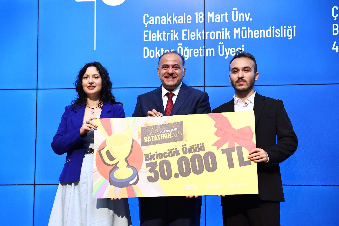 BayramUlya's tweet photo. My BSc student from CS, @SariSemih and I, have received our #Datathon23 winner award at @BTKAkademi's event yesterday from the hands of our Deputy Minister of Transport and Infrastructure Dr. Γmer Fatih Sayan.
π @onsekizmartuni news for more info: https://t.co/1yNRN8k0uB https://t.co/70JrY6UA4f