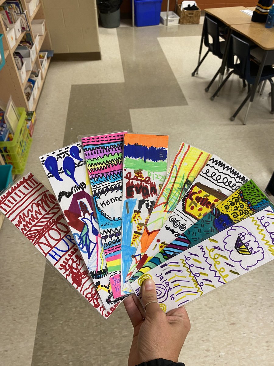 MmeKaufman's tweet photo. We love to read in Grade 2/3 📖

So bookmarks were a must for art class. We used what we learned on types of l i n e s 💜 https://t.co/dr6jG4OhKq