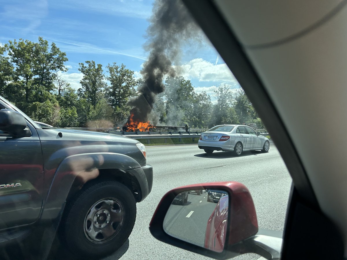 Chopper4Brad's tweet image. FLATBED TRACTOR TRAILER FIRE: Outer loop of the Capital Beltway (Northbound 95) at Pennsylvania Avenue Route 4, 1+ mile delays in both directions #mdtraffic @nbcwashington @P_H_Leahigh