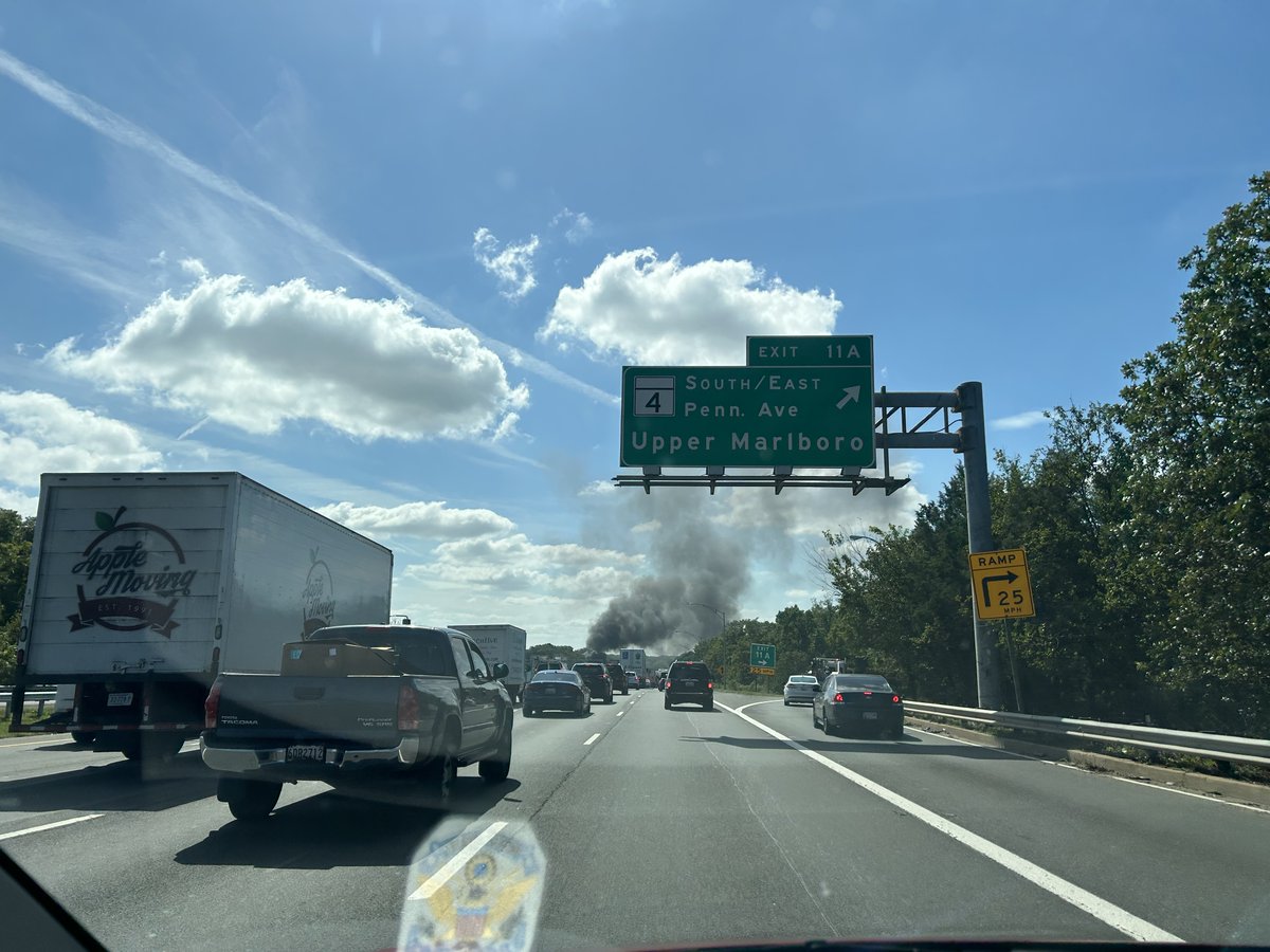 Chopper4Brad's tweet image. FLATBED TRACTOR TRAILER FIRE: Outer loop of the Capital Beltway (Northbound 95) at Pennsylvania Avenue Route 4, 1+ mile delays in both directions #mdtraffic @nbcwashington @P_H_Leahigh