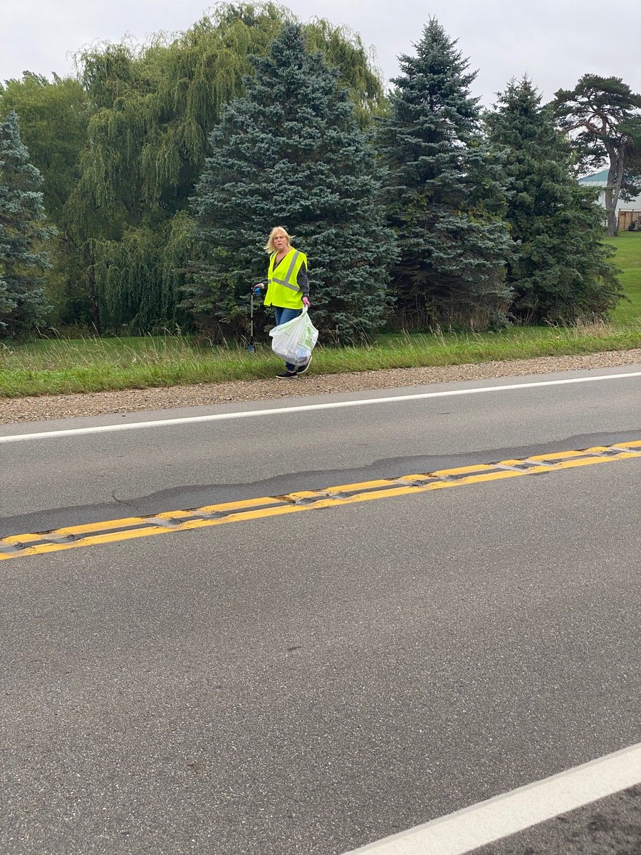 DKuiperMortgage's tweet image. Another productive day - volunteers from @Dart_Bank , Macatawa Bank, Buursma Agency, @coldwellbanker  and Verge Realty picked up 11 bags of trash along a 2 mile stretch of highway!
#volunteer #community #roadsidecleanup #adoptahighway