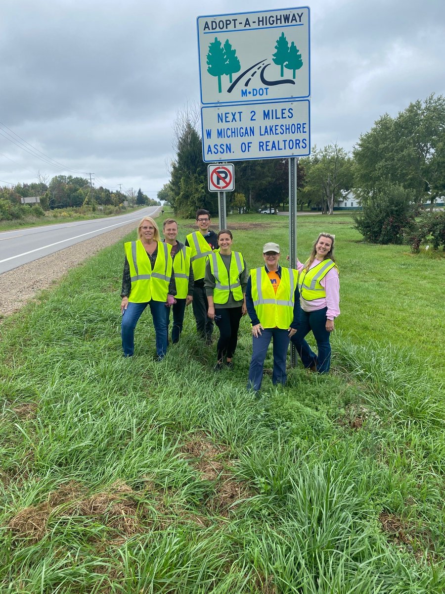 DKuiperMortgage's tweet image. Another productive day - volunteers from @Dart_Bank , Macatawa Bank, Buursma Agency, @coldwellbanker  and Verge Realty picked up 11 bags of trash along a 2 mile stretch of highway!
#volunteer #community #roadsidecleanup #adoptahighway