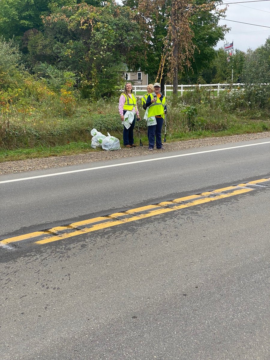 DKuiperMortgage's tweet image. Another productive day - volunteers from @Dart_Bank , Macatawa Bank, Buursma Agency, @coldwellbanker  and Verge Realty picked up 11 bags of trash along a 2 mile stretch of highway!
#volunteer #community #roadsidecleanup #adoptahighway