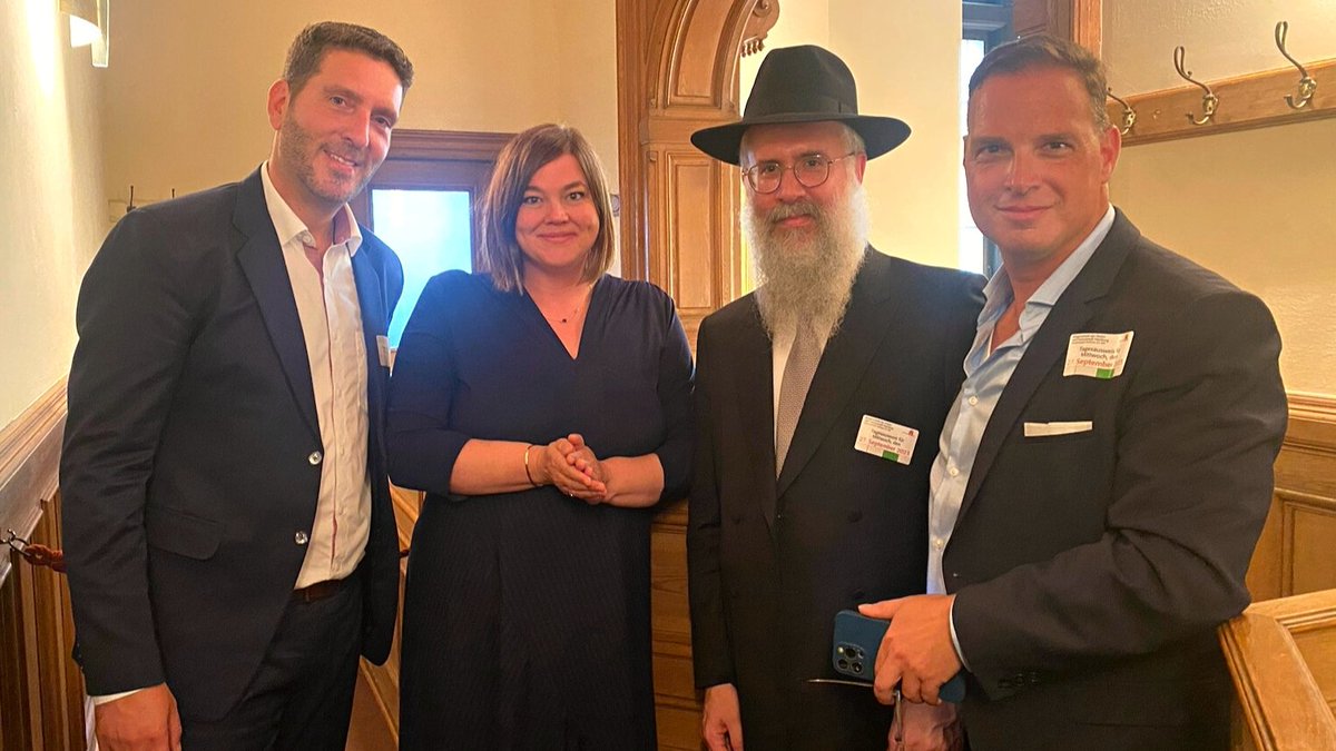 🕍 Historischer Tag: <a href="/buergerschaftHH/">Bürgerschaft Hamburg</a> gibt Grundstück am #Bornplatz zurück an Jüdische Gemeinde zum Wiederaufbau der #Synagoge. <a href="/fegebanks/">Katharina Fegebank</a>: „Ein Stück Gerechtigkeit wurde wiederhergestellt. Ich freue mich über das starke Signal für ein vielfältiges, jüdisches Leben in #Hamburg.“