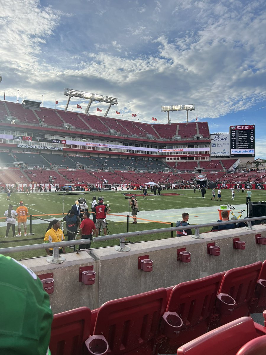 TheCardRetreat's tweet photo. Some pics from MNF 🦅 x 🏴‍☠️ 
Hell of a time. Great game!! 3 rows from my squad.. FLY EAGLES FLY https://t.co/cXNL7mcVx4