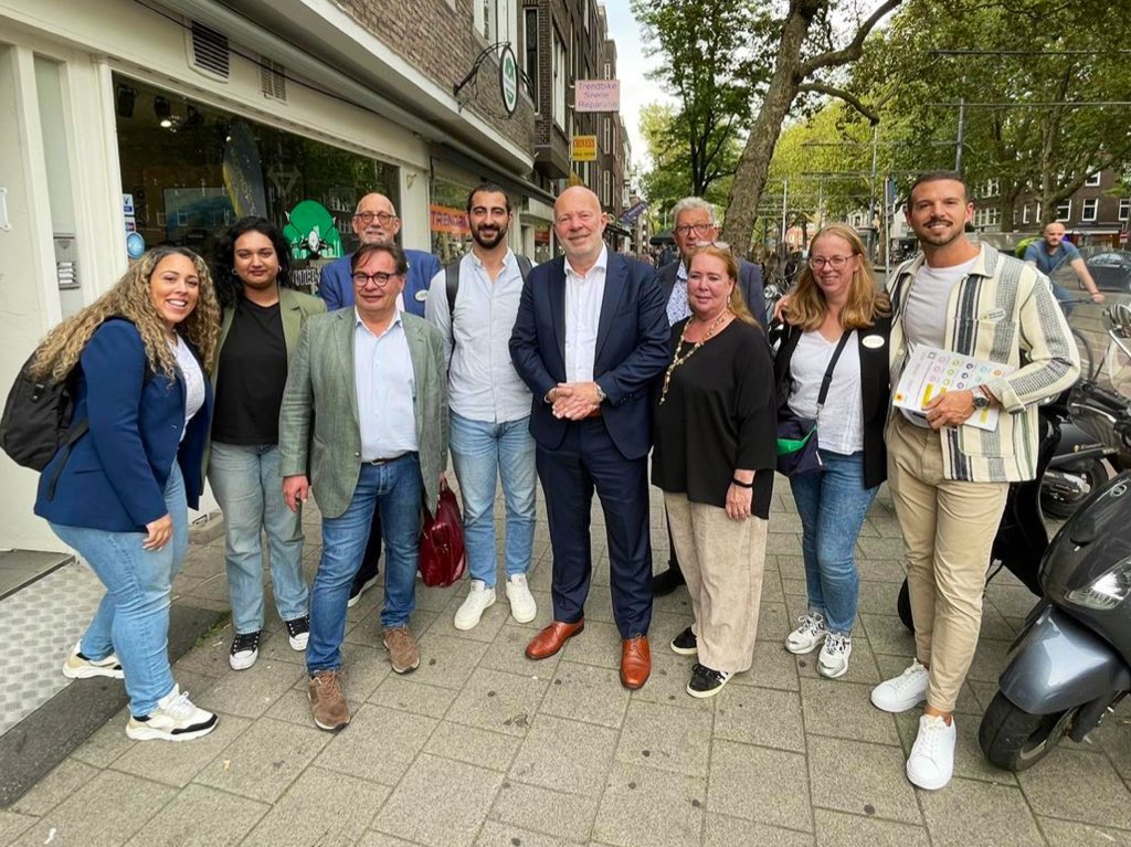 Joey_Engelen's tweet photo. Als Wijkraad werken we samen met bewoners, ondernemers, maatschappelijk organisaties én gemeente aan realisatie van de wijkvisie. 

Top om samen met wethouder Simons bij lokale ondernemers op bezoek te gaan!

Link naar wijkvisie Kralingen: https://t.co/R6yKRcN4jV

#Wijkaanzet https://t.co/GsAYdhxgca