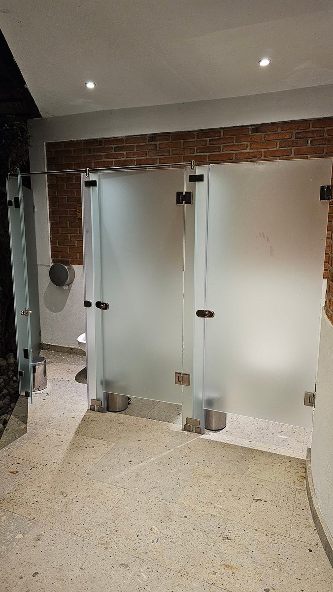 alan_estrada's tweet photo. Me encantaría saber en qué junta unos arquitectos deciden que tener puertas de cristal en los baños es buena idea https://t.co/910AIQjUXC
