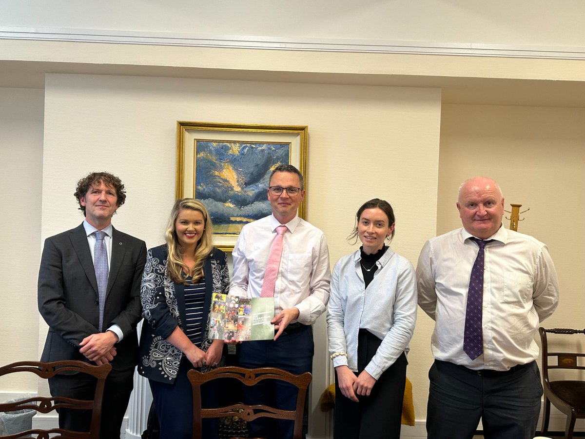 CnaG's tweet photo. Cruinniú dearfach leis an Aire Stáit @podonovan & @DeptCultureIRL inniu maidir le héilimh ón bpobal #Gaeilge & #Gaeltacht don cháinaisnéis & atá mar chuid de #SEAS23.
Pléadh an Plean Fáis, tithíocht Gaeltachta, oideachas, coláistí samhraidh, & eile chomh maith https://t.co/DA4rPahxCK