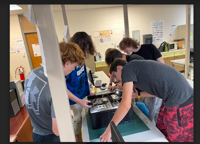 TableRockCC's tweet photo. Students in Mr. Thompson's Computer Technology class have been hard at work troubleshooting and repairing a customer's computer. #CTEWithoutLimits @GTC_CT @SkillsUSA @RSWolves https://t.co/s85CuxC1Bv