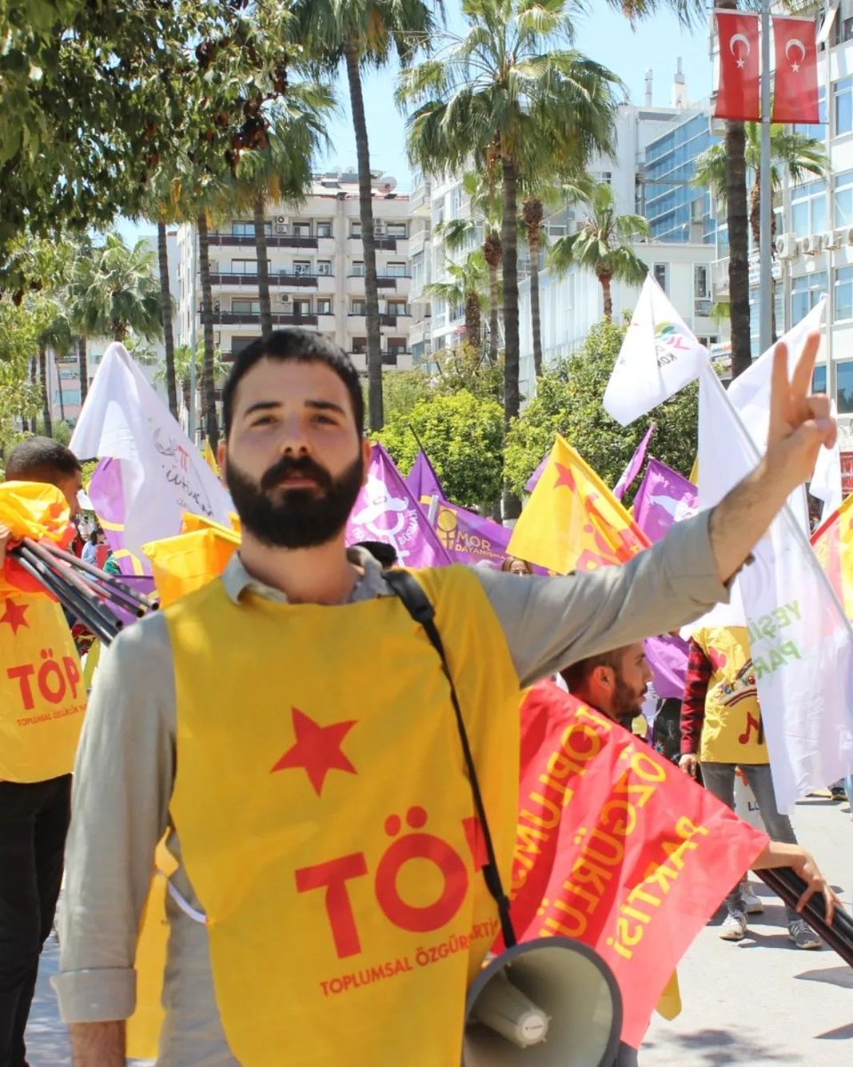 Mersin'de bu sabah saatlerinde gözaltına alınan aralarında parti üyemiz Emre Çelik'in de yer alığı 9 kişi sosyal medya paylaşımları bahane gösterilerek tutuklandı. 
İktidarın sosyalistlere - yurtseverlere karşı yürüttüğü baskı politikalarına karşı diz çökmeyeceğiz!