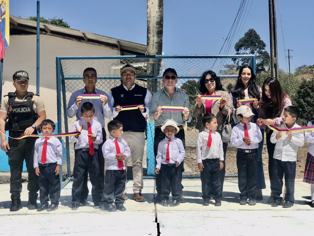 [GONZANAMÁ] En la escuela Agustín Luna Ludeña, del barrio El Portete, el coordinador <a href="/camiloaep/">Camilo Espinosa</a> entrega obras, que consienten en la construcción de un muro, baterías sanitarias, mantenimiento de aulas, entre otras.
✅ Inversión de más de 18 mil dólares 
#TransformaciónEducativaEc