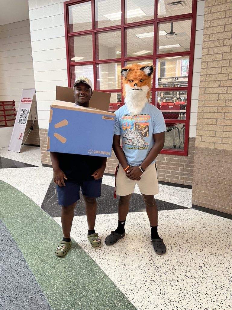 SFAHS_Bulldogs's tweet photo. Fox and Box #HOCO23 #HocoFun #ALLIN #BulldogPride https://t.co/3k3hGYrScb