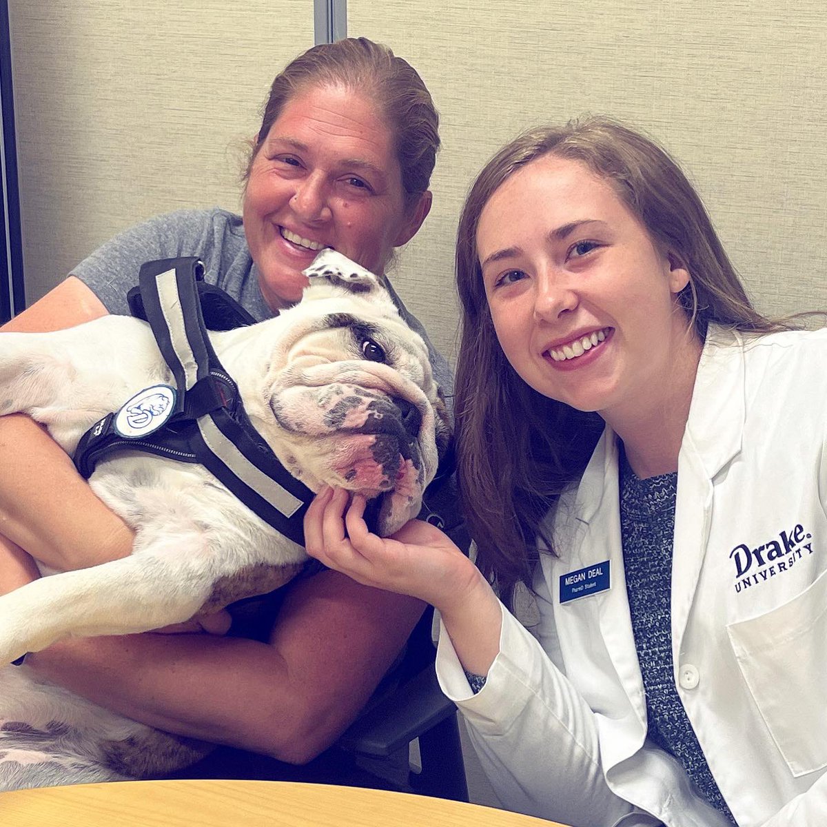 It’s #Flu season! @DrakeUGriff received his flu vaccine today from third-year student pharmacist (P3), Megan Deal, and he encourages you to get yours too! 💉