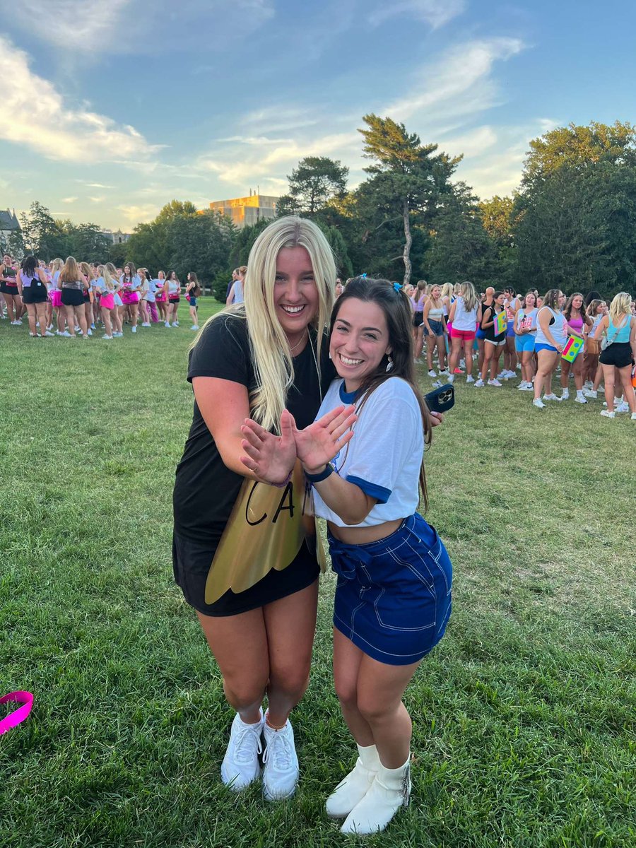 Hklebenstone's tweet photo. #WINGITWEDNESDAY for a little bid day tb… the best day :)) https://t.co/Iz27yOtgqD