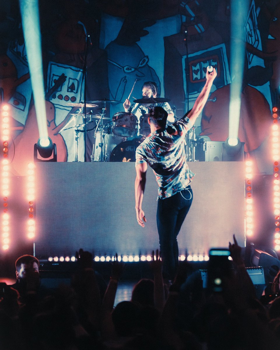 DGDtheband's tweet photo. Cleveland you all showed up for a SOLD OUT show. We love you all so much! 🎰🧃

We hit Boston tonight and SWANFEST this weekend, tickets are running low so grab them fast. Can’t wait to see you then! 🦢 

📸: @matthuecole https://t.co/p2Tg2z1arb