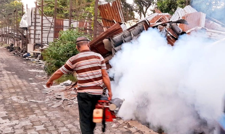 DVBPO_DIBRUGARH's tweet photo. Fogging done at Railway Workshop's scrap yard #Dibrugarh by #NCVBDC for control of #Aedes mosquito population. 
#FightDengue 
@nhm_assam 
@DibrugarhDipro 
@NHMDibrugarh https://t.co/5KnMTNhOdW