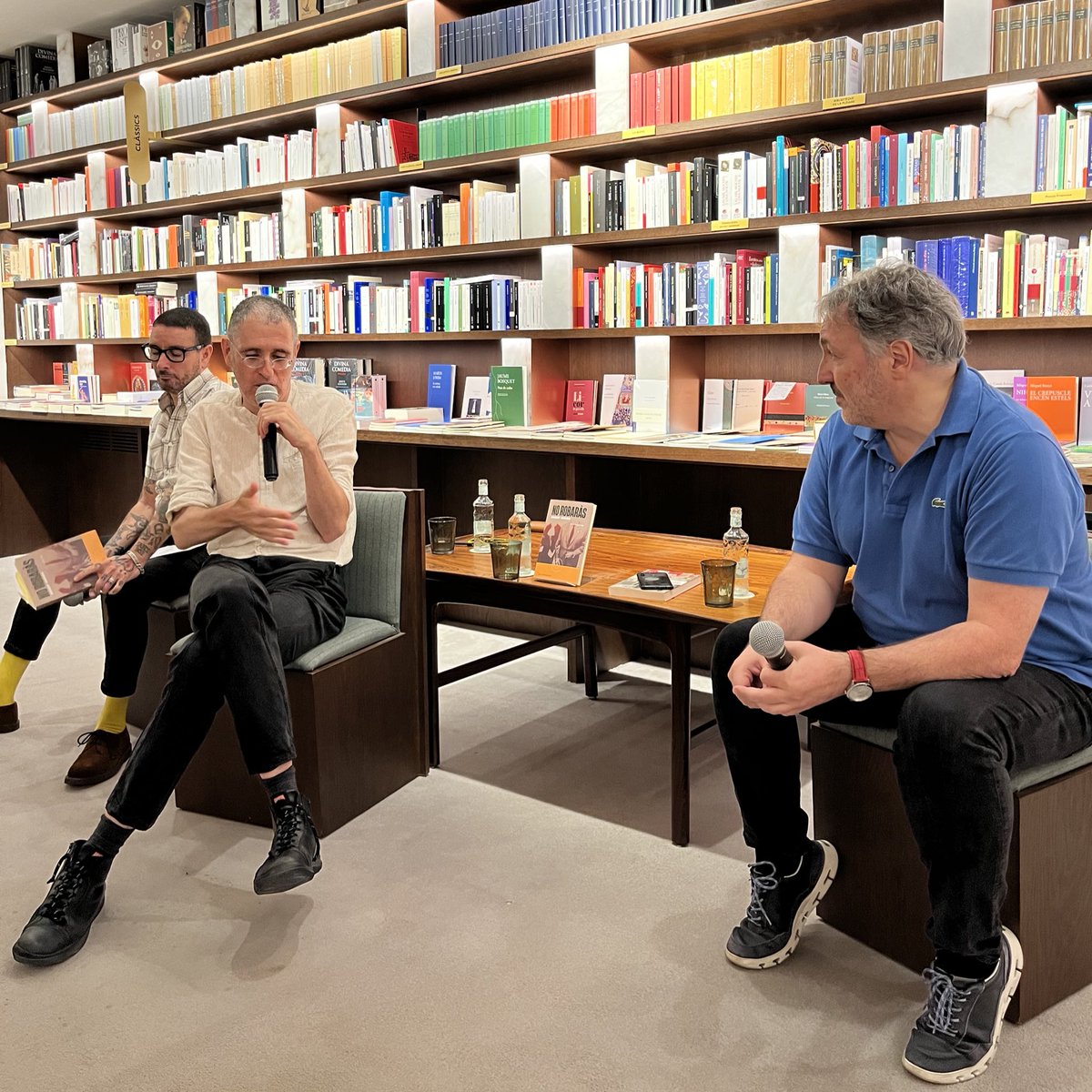 Llibreria Finestres tweet media