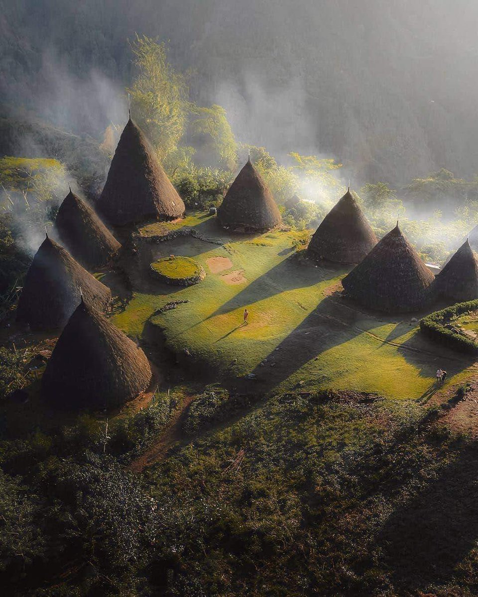 archeohistories's tweet photo. High in the jungle mountains of Flores Island in Indonesia at an altitude of 4200ft. is one of the last remaining ancient and isolated villages in the world. Called Wae Rebo, the village has been occupied by the Manggaraian people for almost 2,000 years.

There are eight traditional conical thatched homes called Mbaru Tembong that are occupied by one or more families. Subsisting on agriculture products like taro, coffee, vegetables and jungle meat, their lifestyle has changed little in two millennia.

© Casey Klein

#archaeohistories