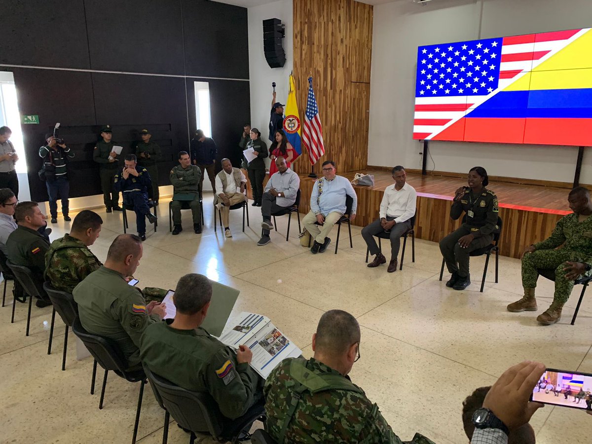Ejercito_Div7's tweet photo. Nuestro cdte #GeneralMurillo, recibe en Quibdó, Chocó, al Subsecretario de Estado para Narcóticos y Aplicación de la Ley de 🇺🇸, Todd Robinson, al Embajador @LuisGMurillo y la delegación de @USEmbassyBogota, quienes entregarán becas a miembros de las @FuerzasMilCol. https://t.co/4J37ZuledA