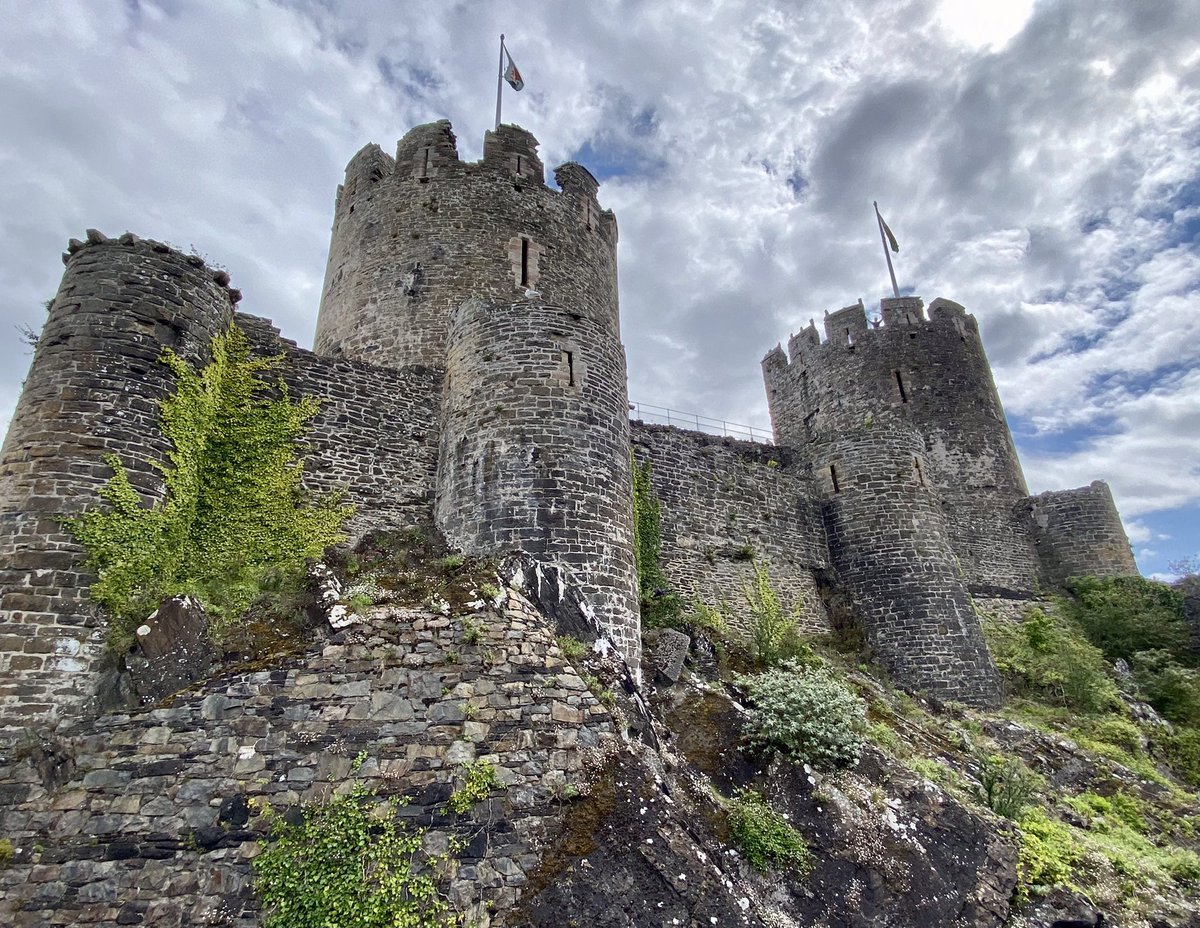 If you’re in Northern Wales make sure and check out #conwycastle A medieval castle with incredible views! @Visiting_Conwy @visitwales meanderingmyway.com/2023/09/27/con…