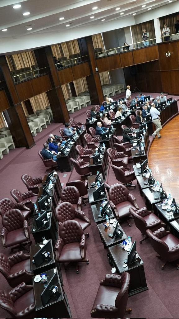 El PJ de San Luis tiene un doble relato y cambia las reglas cuando les conviene. Sin quórum dejan el discurso del "Hay que sesionar" a irse como ratas. Dejen de esconder a los responsables de hacer firmar contratos ilegales a la gente del plan de inclusión social